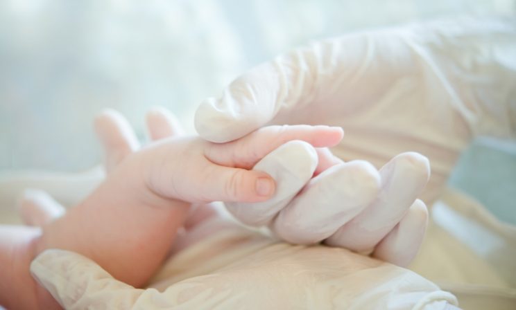 Они прово­дили маленькую кроватку в операционную, и их собственное сердце остановилось