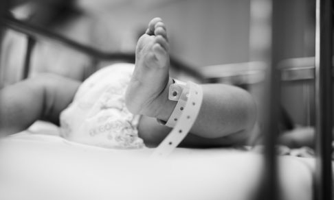 Неизлечимо больной ребенок должен иметь право родиться - и право умереть рядом с мамой