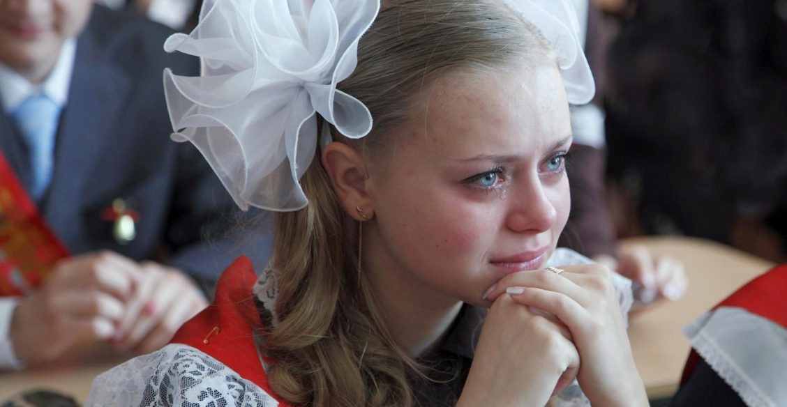 Слезы на глазах, змейкой по классам и вечный пропуск – в эти дни проходят выпускные в школах