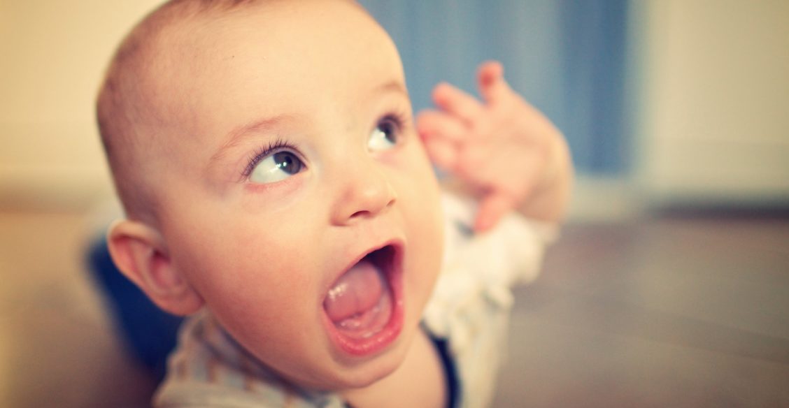 Пятнадцать раз повторяю, а он не слышит! Почему это происходит у детей с нормальным слухом