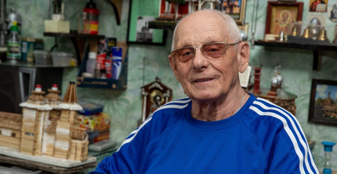 Зодчий в миниатюре: 86-летний полковник в отставке делает церкви из спичек