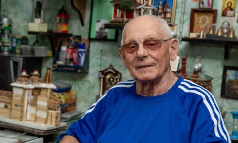Зодчий в миниатюре: 86-летний полковник в отставке делает церкви из спичек