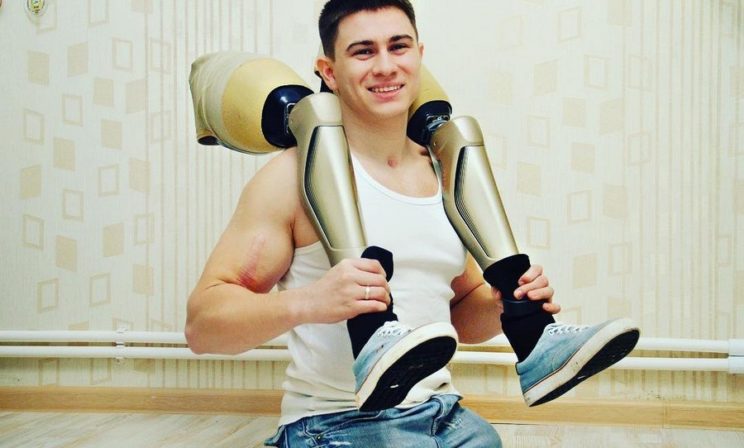 Он выжил при обрушении казармы ВДВ: десантник без ног заново построил свою жизнь