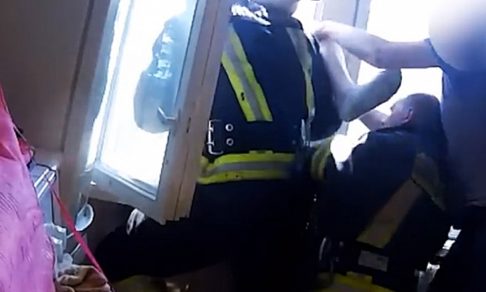 Латвийские пожарные поймали человека, выпавшего из окна