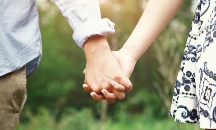 Дыхание памяти о дивном саде, где двое взялись за руки перед дальней и тяжелой дорогой