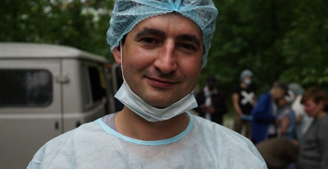 Доктор Женя: «Когда работаю на улице, я счастлив» – и почему для бездомных он использует лишь белые бинты