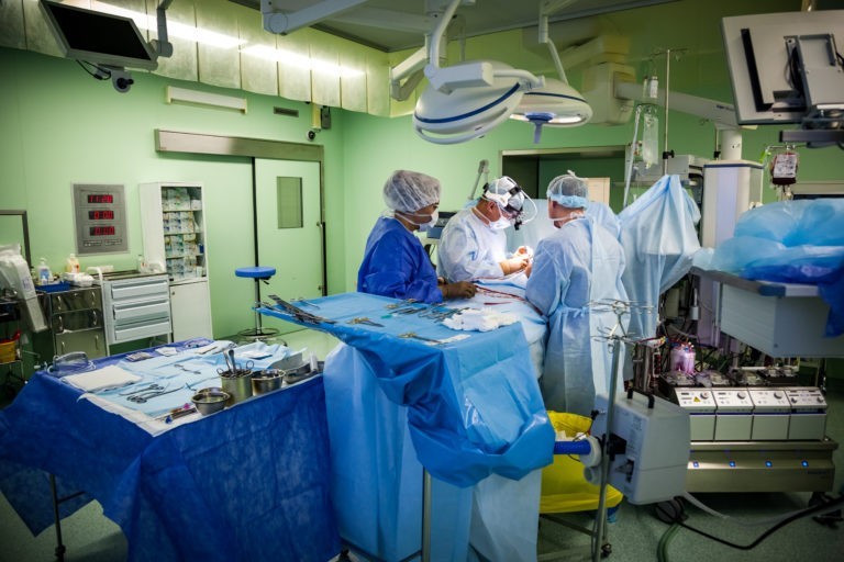 В операционной во время кардиохирургической операции