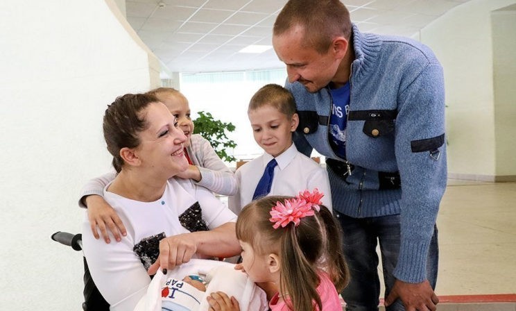 Как живут Любовь в инвалидной коляске, муж и четверо детей