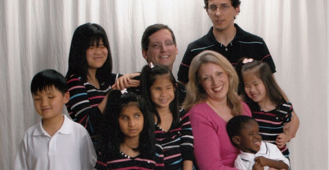 “Мы никогда не останемся у “пустого гнезда” - как живут приемные родители 6 незрячих детей