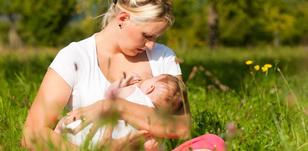 Кормить грудью – право или выбор, и чем мешает реклама смесей и пустышек