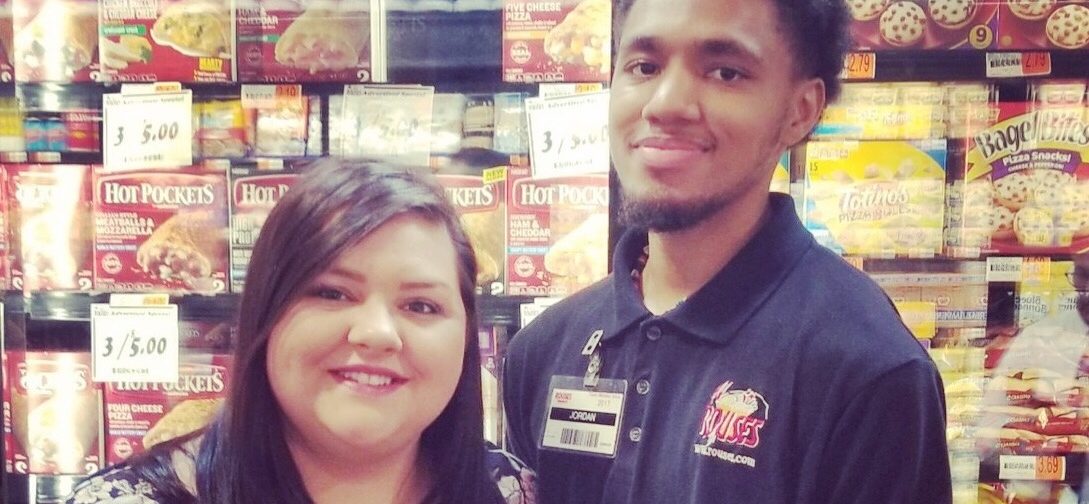 Сотрудник супермаркета помог парню с аутизмом — в ответ ему собрали деньги на колледж