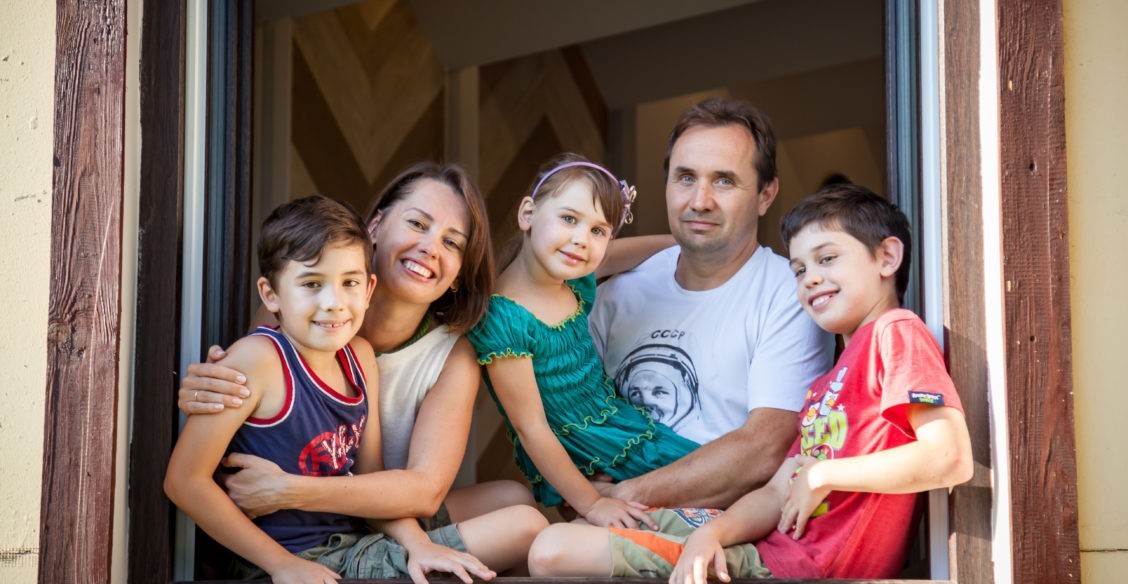 Ушел в декрет и исполнил мечту – как папа сидел с детьми и получал новую профессию