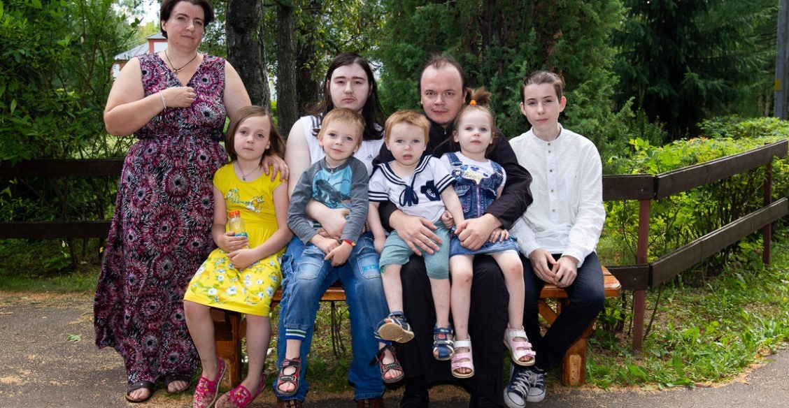 Семья с шестью детьми осталась без света – а в МФЦ предлагают развестись ради пособий