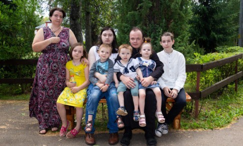 Семья с шестью детьми осталась без света – а в МФЦ предлагают развестись ради пособий