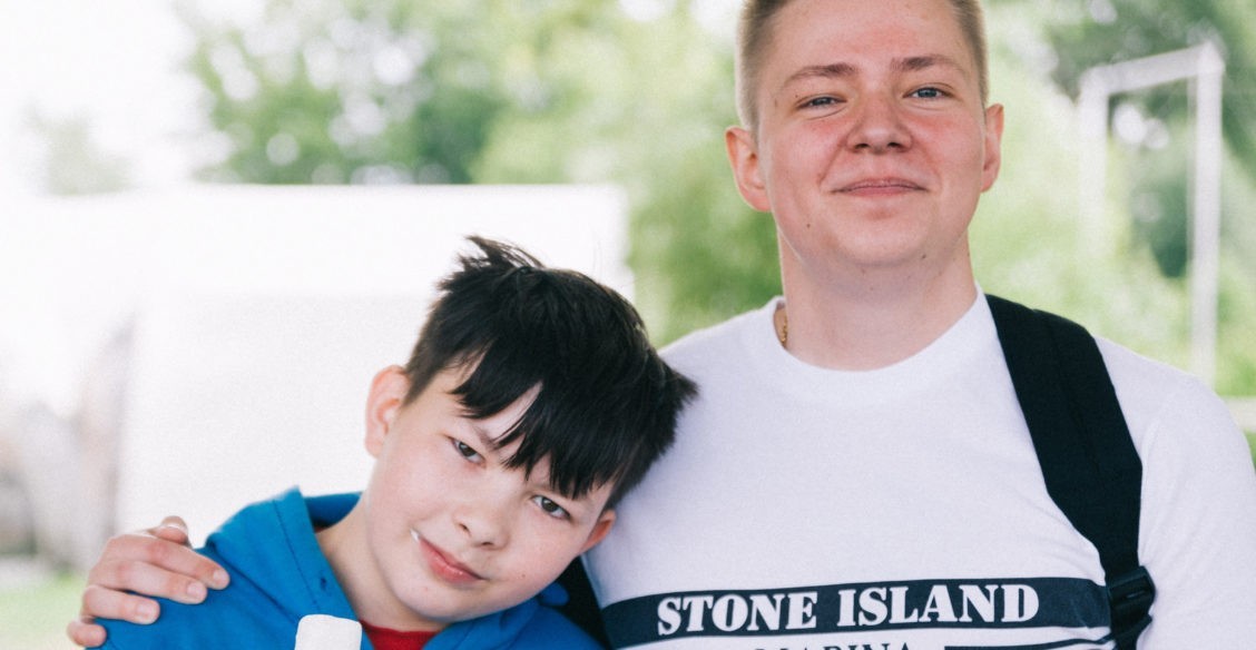 «Рома звонил по 40 раз в день и называл меня “батя”» – как стать другом подростку из детдома