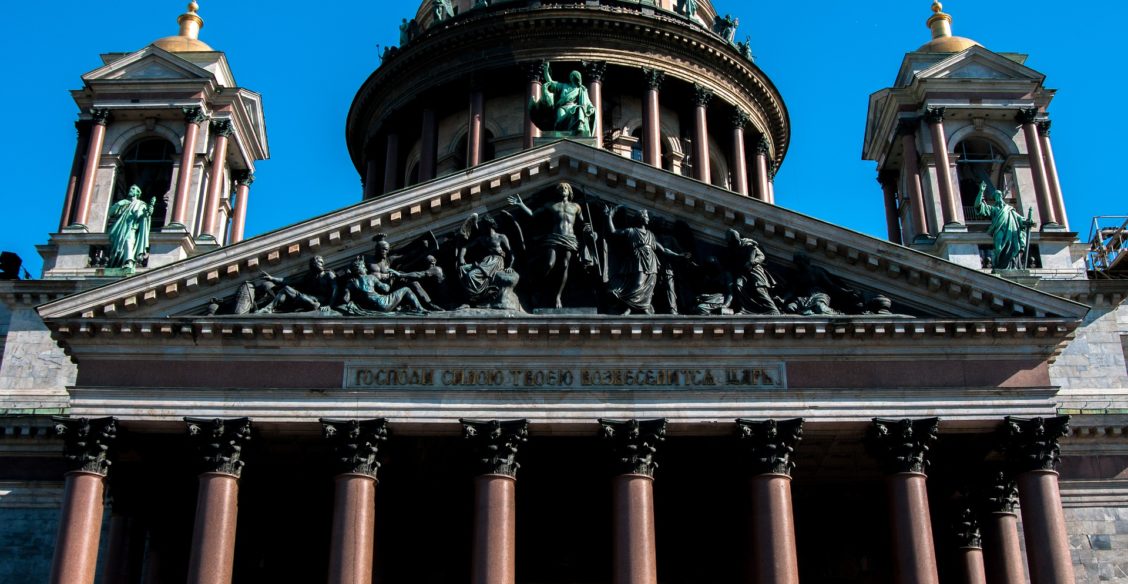 Прикрытые скульптуры и оскорбление колокольным звоном: как обострилась дискуссия о религиозных чувствах