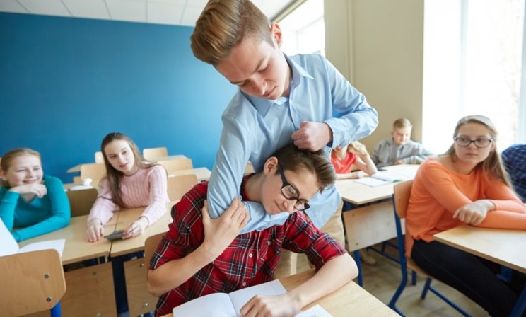 Ребенок травит одноклассников, приходит мама и говорит: “Ваши дебилы должны уйти”