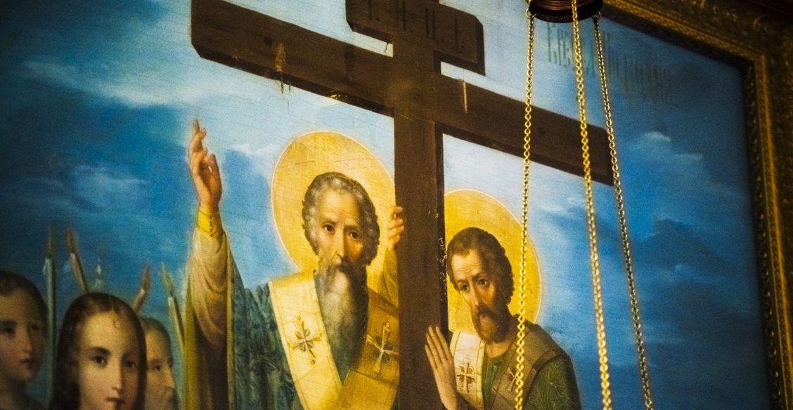 Разгребаешь кучу мусора, а на дне ее – забытый Крест