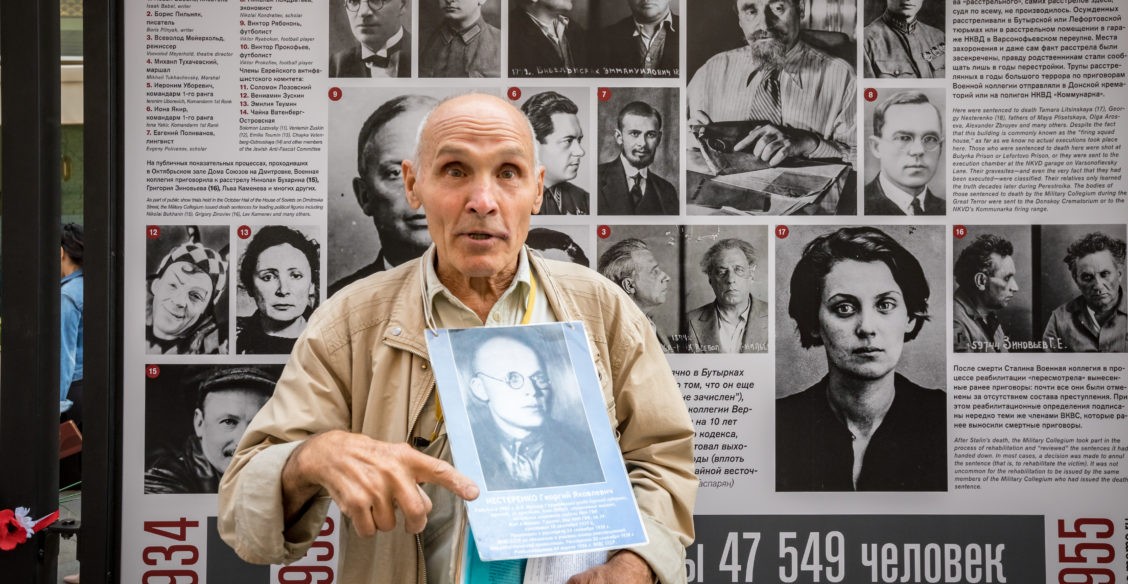 «Смотри, котенок, это страшная страница нашей истории» – здесь тысячи людей получали путевку в ров