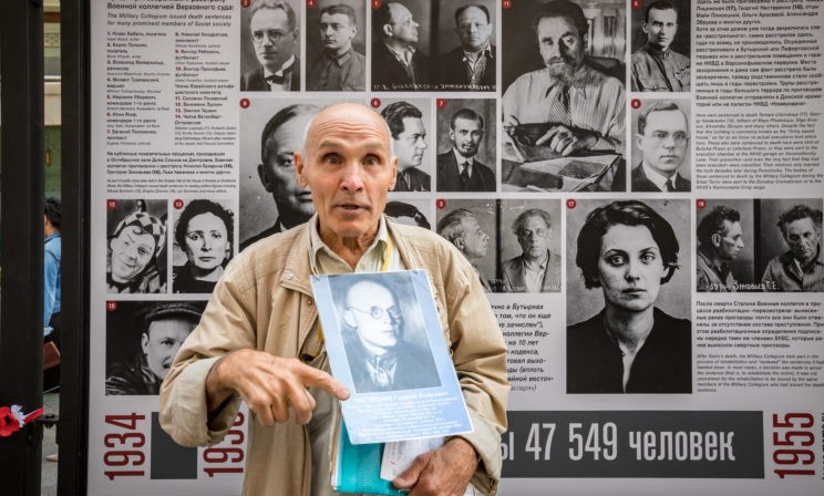 «Смотри, котенок, это страшная страница нашей истории» – здесь тысячи людей получали путевку в ров