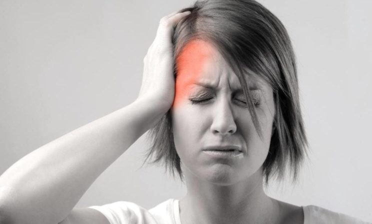 Съела шоколадку, начинается мигрень: а еще «на погоду», «от сосудов» и «от шеи» – почему болит голова