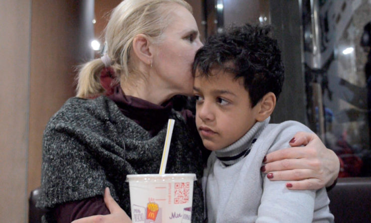 “Белая мама”: имея шесть темнокожих детей, она усыновила еще одного “проблемного”