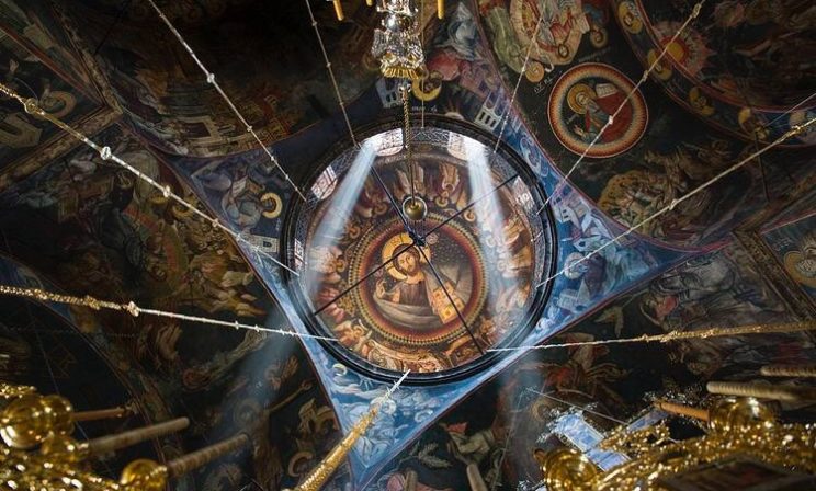 Сам ты можешь в магазин зайти, а в храм тебя пустил Господь