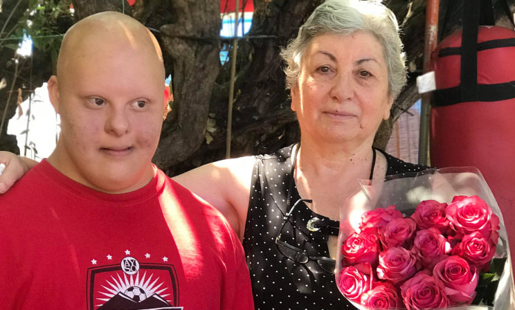 Учится в школе, ходит в магазин, стоит в очереди на квартиру - как живет “особенный” подросток в США