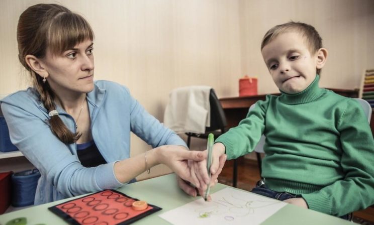 “Играть и лепить логопед умел, а потом начал “давить” - как заниматься с особым ребенком