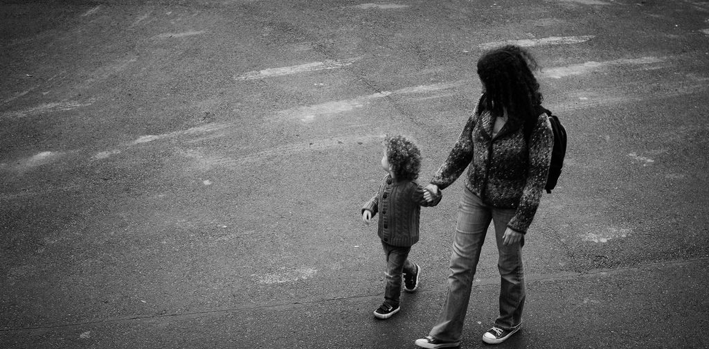 «Не берите моего ребёнка на руки» — почему это не каприз родителей