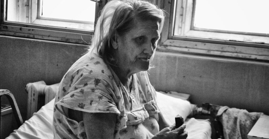 “До смерти будем здесь” - как доживают свой век старики за железным засовом