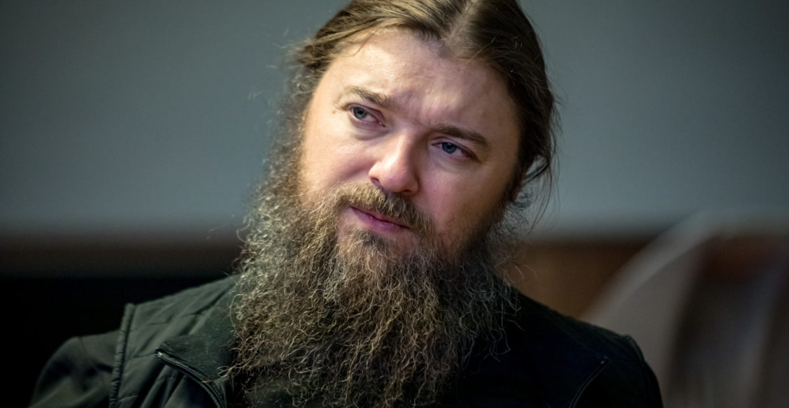 “Меня спасла театральная “секта” - как священник стал “звездой” в своем районе