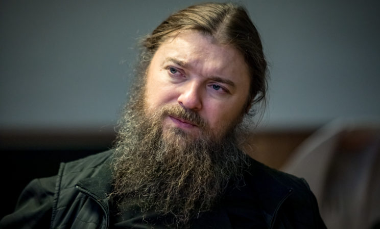 “Меня спасла театральная “секта” - как священник стал “звездой” в своем районе