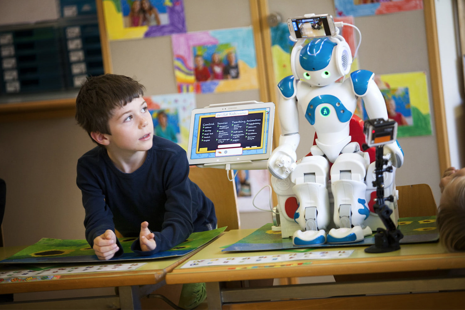 Сценарий робототехника. Робототехника для детей. Роботы для детей. Робот с искусственным интеллектом. Роботы в образовании.