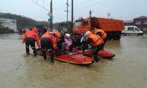 Наводнение на Кубани: сотни домов затоплены, поезда не ходят, шесть человек погибли