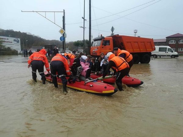 Ливни в Туапсе: эвакуированы несколько сотен человек, поезда встали, есть погибшие