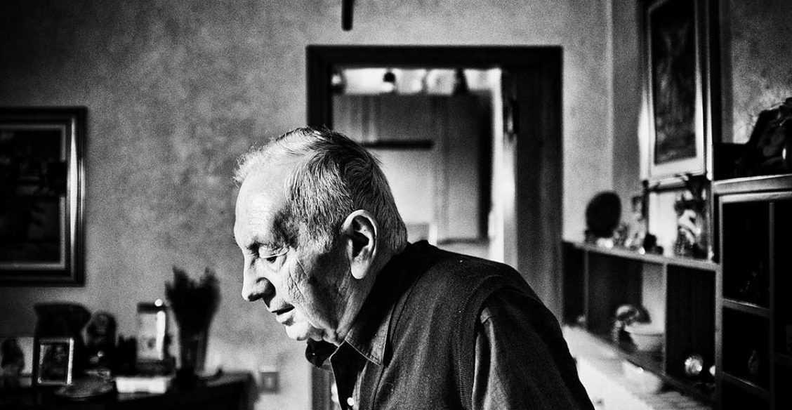 Каждый день мой некурящий сосед «стреляет» сигаретку, убегая от одиночества