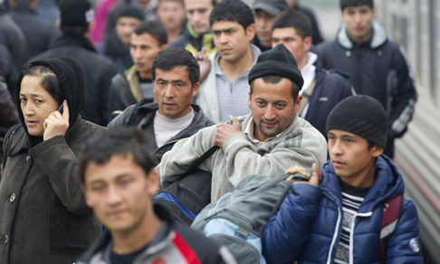 Хлеб с майонезом, койко-место и работа без выходных – кто такие российские мигранты