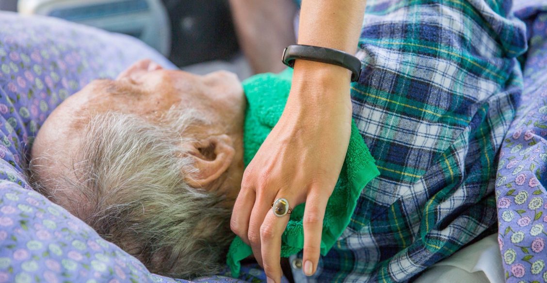 «Одна крала мамины вещи, другая исчезла» – как не нарваться в поисках сиделки