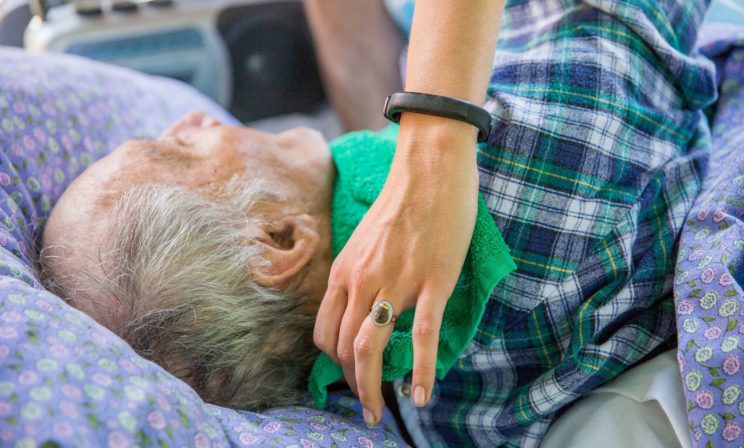 «Одна крала мамины вещи, другая исчезла» – как не нарваться в поисках сиделки