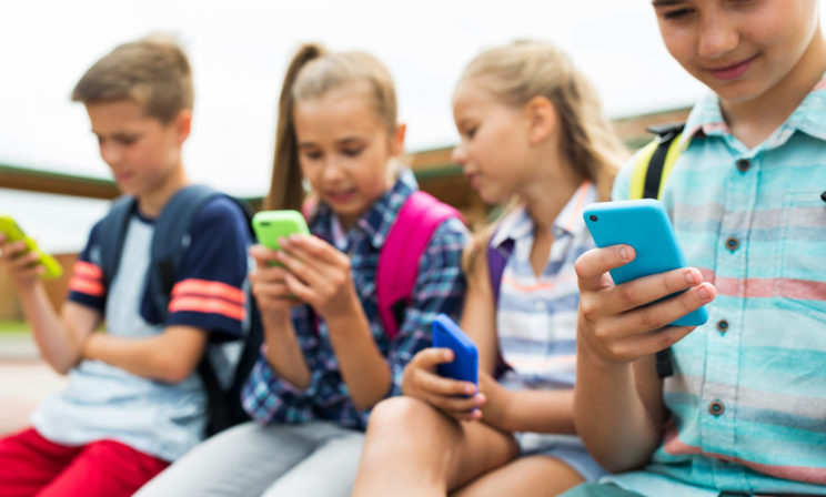 Родители беспокоятся, что смартфоны уничтожают их детей – что можно предпринять