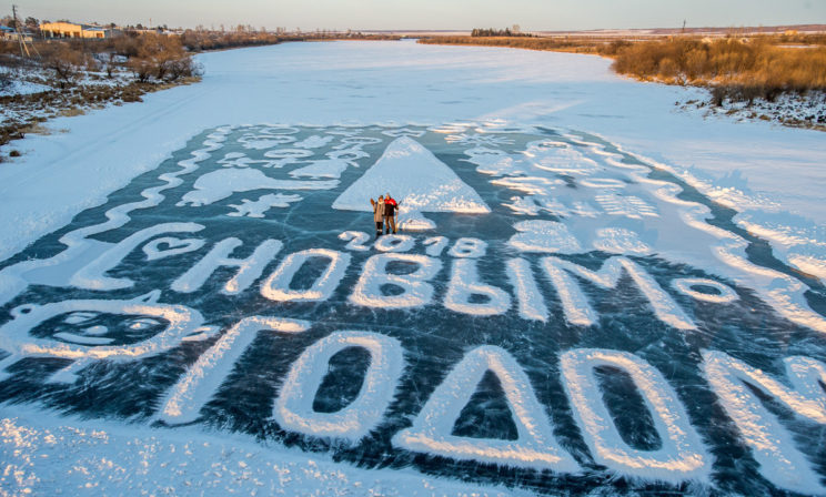 Каждый новый год глухой пенсионер рисует открытку на льду