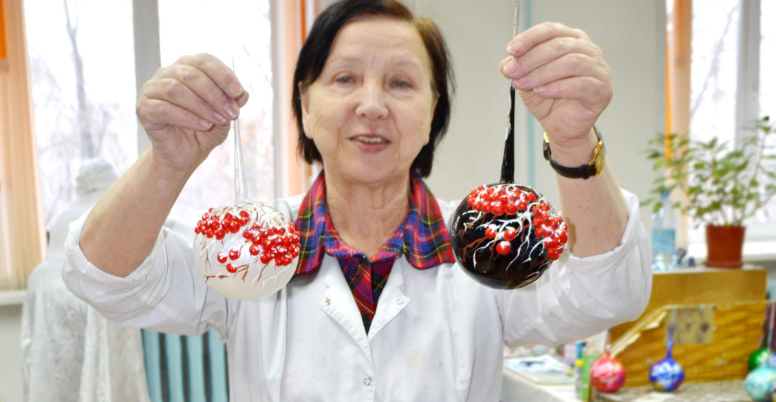«Этому нигде не учат» – елочные игрушки и сегодня выдувают, как в XVI веке