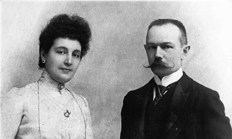 «Оставаться тебе нельзя: за тобою гоняются, как волк за овцою»