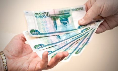 В Хабаровске пенсионерка отнесла в полицию найденные на улице 250 тыс. рублей