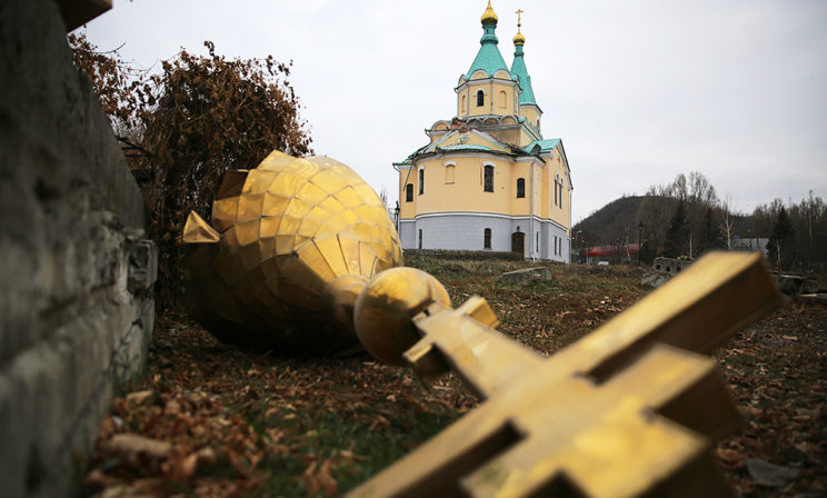 Чей-то храм уже разрушили снаряды, и многое мы можем не успеть