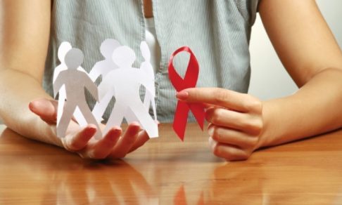 В Госдуму внесли законопроект, позволяющий людям с ВИЧ и гепатитом С усыновлять детей