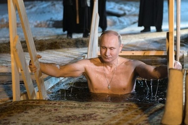 Владимир Путин на Крещение окунулся в прорубь в Подмосковье