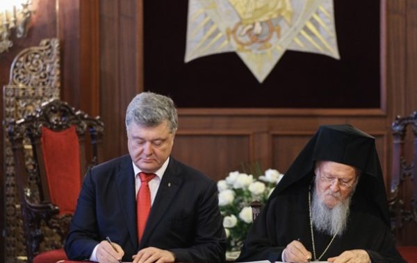Константинопольский Патриарх подписал томос для новой украинской церковной структуры