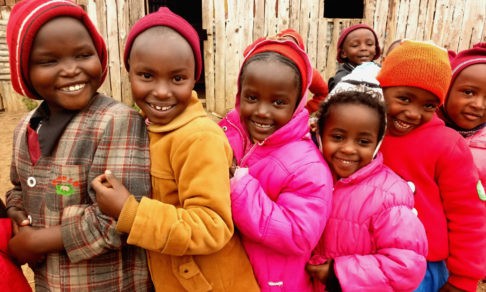 В цветных шлепанцах среди нищеты и гниения. Зачем помогать африканским детям